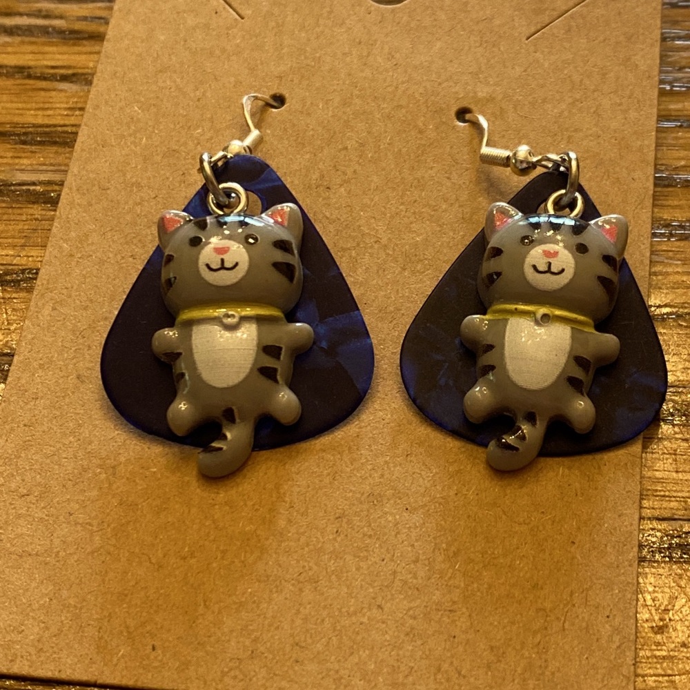 Handmade cute cat 🐈‍⬛ earrings on a guitar pick.